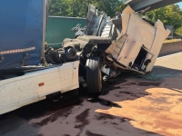 Nach einem schweren Verkehrsunfall auf der A 44 bei Diemelstadt waren am 13. August 2026 zahlreiche Einsatzkräfte vor Ort.