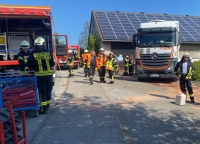 Um 10.15 Uhr wurde am 19. Mai 2023 die Leitstelle Waldeck-Frankenberg alarmiert. Ein in Polen zugelassener Lastkraftwagen war beim Absenken mit dem Boden kollidiert - hierbei wurde der Tank aufgerissen.