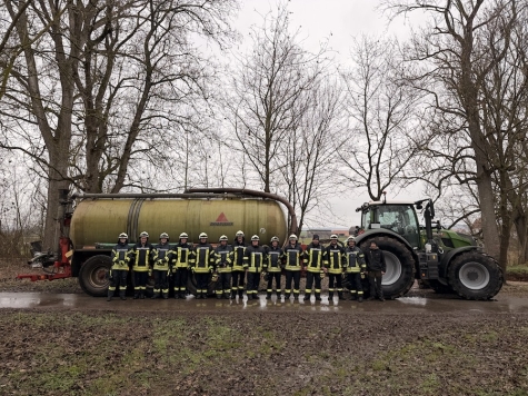 Der Katastrophenschutzzug aus Volkmarsen überprüfte Wasserentnahmestellen, Fahrwege und Löschwasserförderung für mögliche Waldbrände.