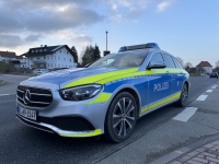 An der Kreuzung „Neuer Weg / Zum Kurpark“ kam es zur Unfallflucht: Ein Schild wurde beim Rangieren umgestoßen und ein geparkter Pkw beschädigt.