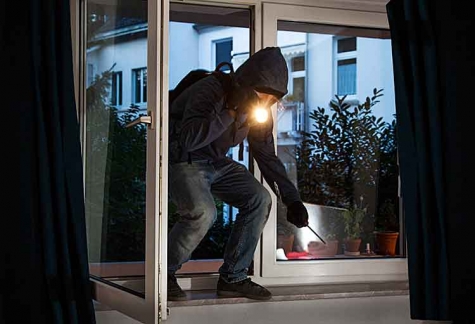 In Bad Wildungen machten sich Ganoven in einem Wohnhaus zu schaffen - die Besitzer waren nicht Zuhause. 