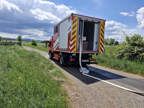 Die Feuerwehr Sachsenhausen verlegte am Freitag rund 600 Meter B-Schlauch zur Notversorgung nach einem Wasserrohrbruch.