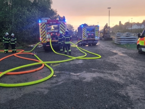 Nach Angaben der Feuerwehr brannten im Lokschuppen Teile des Daches sowie Abraum in einem leeren Raum.