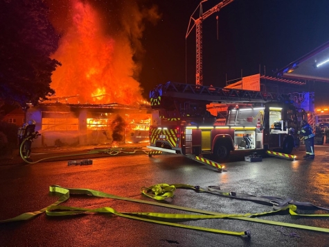 Ein technischer Defekt an einem Feuerwehrfahrzeug löste am 4. August 2026 den Großbrand im Gerätehaus von Borchen-Etteln aus.