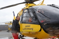 Rettungspilot Jan Weber von "Christoph 25" aus Siegen nimmt am Montagmittag den nagelneuen Rettungshubschrauber in Empfang. 