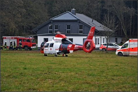 Nach der Versorgung vor Ort und der Rettung durch die Feuerwehr wurde der Mann mit dem Hubschrauber in eine Klinik geflogen, nachdem er von einem Hirsch überrannt und mitgeschleift worden war. 