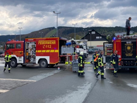 Unter Atemschutz öffneten Feuerwehrleute die überhitzte Papppresse des Lidl-Markts, um das brennende Material abzulöschen. Rund 40 Kräfte aus Willingen und Usseln waren im Einsatz.