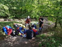 Der verletzte Wanderer wurde versorgt und den Luftrettern der Bergwacht mittels Winde zum Hubschrauber aufgewincht.