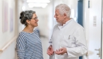 Chefarzt Dr. med. Werner Stein im Patientengespräch.