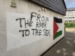 Unter anderem wurden die Schriftzüge „From the River to the Sea“ sowie „ACAB“ und „AFA“ aufgesprüht.