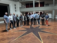 Freuen sich über die Förderung zur Aufwertung des Kultur- und Freizeitangebots Stadt- halle Mengeringhausen – Erster Kreisbeigeordneter Karl-Friedrich Frese, Bürgermeister  Marko Lambion, Sachbearbeitungen des Landkreises (Fachdienst Ländlicher Raum) und der Stadt Bad Arolsen (Fachbereich V Bauen), Mitglieder des Ortsbeirats Mengeringhausen und Vertreter des Architekturbüros Müntinga und Puy.