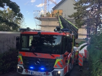 Rauch im Dachbereich eines Mehrfamilienhauses sorgte am 8. September 2026 für einen Feuerwehreinsatz im Rippinger Weg.