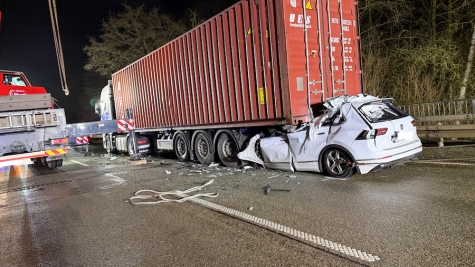 In der Nacht zum 31. März 2026 endete auf der B 252 bei Bad Arolsen ein schwerer Verkehrsunfall tödlich. Ein weißer VW Tiguan prallte gegen den Auflieger eines Lastwagens.