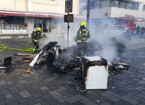 Am Samstagmorgen (7. Mai 2022) wurde der Löschzug der Kernstadt gegen 7.40 Uhr alarmiert. In der Fußgängerzone war ein Brand ausgebrochen.