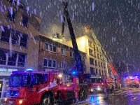 Bei einem Dachstuhlbrand in Kassel kam in der Nacht von Samstag auf Sonntag neben der Drehleiter der Berufsfeuerwehr die Hubarbeitsbühne der Werkfeuerwehr Daimler zum Einsatz.