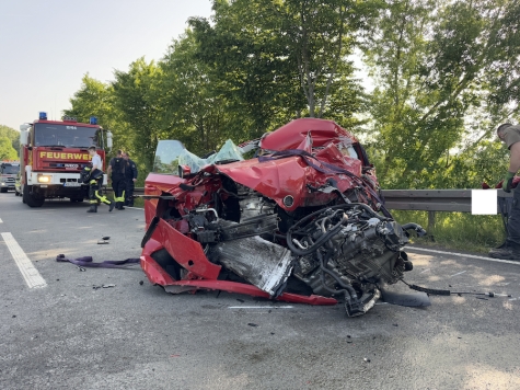 Der rote Skoda Fabia wurde bei dem Frontalzusammenstoß mit einem Lkw vollständig zerstört.