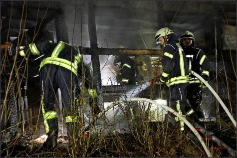 Die Feuerwehren mussten am Donnerstagabend zu einem Stallbrand nach Osterfeld ausrücken. 