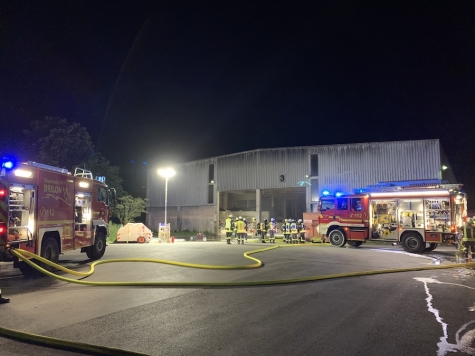 In einer Halle eines Entsorgungsbetriebs in Brilon standen rund 75 Tonnen Haushaltsrestmüll in Flammen.