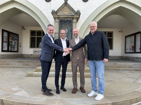 (v.l.n.r.): Besiegeln die gemeinsame Zusammenarbeit: Der Landrat des Land- kreises Waldeck-Frankenberg Jürgen van der Horst, der Bürgermeister der Stadt Brilon Dr.  Christof Bartsch, der EWF-Geschäftsführer und Interims-Geschäftsführer sowie Vorstand der Stadtwerke Brilon Frank Benz und das Ratsmitglied der Stadt Brilon Lukas Wittmann
