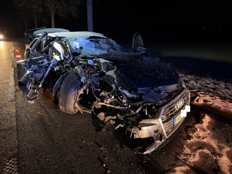 Ein Bild der Zerstörung bietet sich den Einsatzkräften nach dem schweren Unfall am späten Montagabend (19. Januar 2026) auf der B 252, bei dem der Audi einen Totalschaden erlitt.
