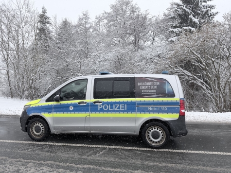 Die Polizei in Korbach bittet um Hinweise zu verdächtigen Personen oder Fahrzeugen, die im Tatzeitraum im Umfeld der Molkerei auffielen.