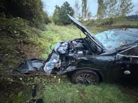 Ein Hyundai stürzte am 18. Oktober 2026 auf der K 34 bei Affoldern eine Böschung hinab und überschlug sich mehrfach.