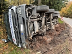 Ein 32-Tonnen-Betonmischer-Lkw, der für die Firma EWF unterwegs war, kippte auf der Landstraße 3083 um, als er einem entgegenkommenden Pkw ausweichen musste.