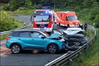 Zwei Pkw sind bei einem schweren Verkehrsunfall auf der B480 frontal zusammen gestoßen. 