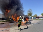 Beim Eintreffen der Feuerwehr stand das Fahrzeug bereits in Vollbrand.