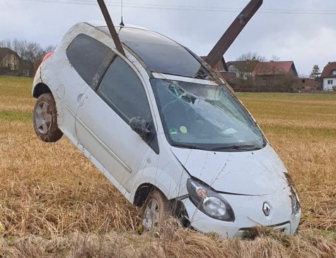 Am 18. Februar 2022 ereignet sich ein Alleinunfall auf der Rosenthaler Straße in Höhe der Ortschaft Bottendorf.