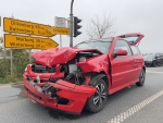 Bei einem Auffahrunfall an der Viessmann-Kreuzung in Allendorf/Eder wurden zwei Personen verletzt. Die Feuerwehr befreite die schwer verletzte Polo-Fahrerin.