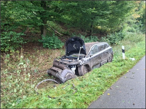 Der Renault mit vier Insassen überschlug sich mehrfach. Alle hatten großes Glück und es gab nur zwei Leichtverletzte. 