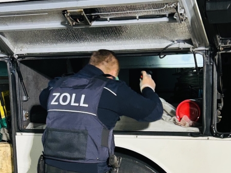 Zoll stellt nicht angemeldete Waren sicher, leitet drei Strafverfahren ein und erhebt rund 1.000 Euro Sicherheiten.