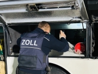 Zoll stellt nicht angemeldete Waren sicher, leitet drei Strafverfahren ein und erhebt rund 1.000 Euro Sicherheiten.
