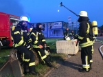 Unter Atemschutz bekämpften die Feuerwehren aus Allendorf, Battenberg und Frankenberg den Brand bei der Firma KBM in Battenfeld.