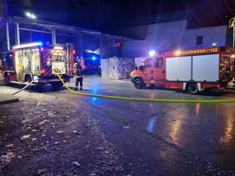 Rund 45 Einsatzkräfte rückten am 5. Oktober 2026 zu einem Industriebetrieb in Giershagen aus.