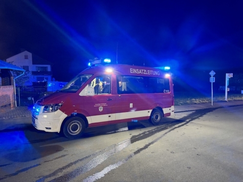 Ein Trupp der Feuerwehr erkundete am 20.01.2026 das Umfeld des Mehrfamilienhauses mit einem speziellen Messgerät.