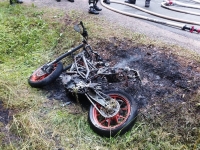 Am 15. Juli 2025 kam ein 21-jähriger Motorradfahrer bei Vöhl von der Straße ab – die KTM Duke geriet nach dem Sturz in Brand und wurde von der Feuerwehr gelöscht.