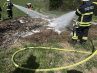 Feuerwehr Frankenau löscht brennenden Strohhaufen auf freiem Feld bei Frankenau mit Netzmittel und Wärmebildkamera.