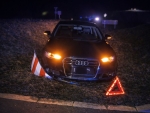 Ein Audi fuhr am 19. März 2026 über einen Kreisverkehr, ein Verkehrszeichen und zwei Pfosten wurden beschädigt.