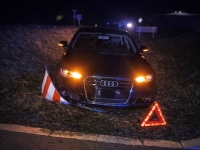 Ein Audi fuhr am 19. März 2026 über einen Kreisverkehr, ein Verkehrszeichen und zwei Pfosten wurden beschädigt.