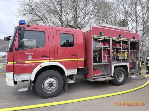 Nach einer Rauchentwicklung an einem Ofenrohr kontrollierten Einsatzkräfte am 11. April 2026 in Schmillinghausen das Gebäude mit einer Wärmebildkamera.