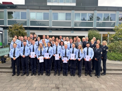 Die Kreispolizeibehörde Paderborn begrüßte ihre neuen Polizeibeamtinnen und Polizeibeamten.