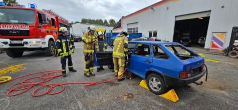 Technische Hilfeleistung auf dem Gelände der Autoverwertung Mula am 12. September 2025 – praxisnahe Szenarien mit sieben Ausbildern.