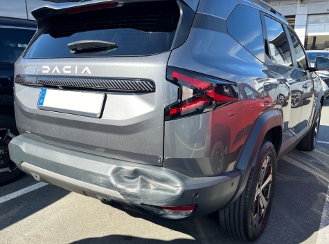 Noch auf dem Parkplatz des Autohauses wurde das Neufahrzeug einer Bielefelderin am 23. September 2026 beschädigt.