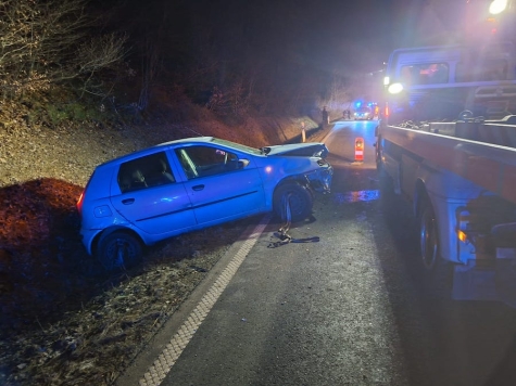 Der Abschleppdienst AVAS musste den blauen Fiat Punto am 26. Dezember 2025 bergen.