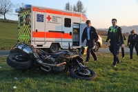 Der Motorradfahrer wurde bei dem Unfall schwer verletzt und musste in ein Krankenhaus geflogen werden.