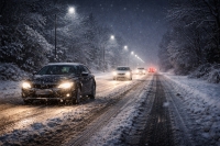 Auf der schneebedeckten Bundesstraße 251 verlor ein 23-jähriger Korbacher am 2. Januar 2026 die Kontrolle über seinen Opel und prallte in die Leitplanke.