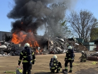 Dichter Rauch und meterhohe Flammen: Auf einem Schrottplatz in Kassel stand eine Lagerstelle für Altmetall in Vollbrand. Die Feuerwehr konnte eine Ausbreitung verhindern.