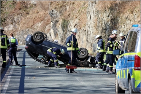 Der Auslieferungswagen eines Imbissbetriebes verunglückte zwischen Berghausen und Aue. 